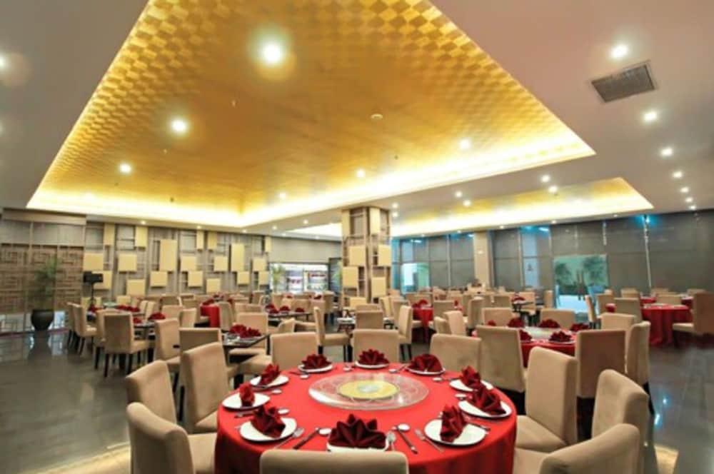 Platinum Hotel & Convention Hall Balikpapan Екстер'єр фото
